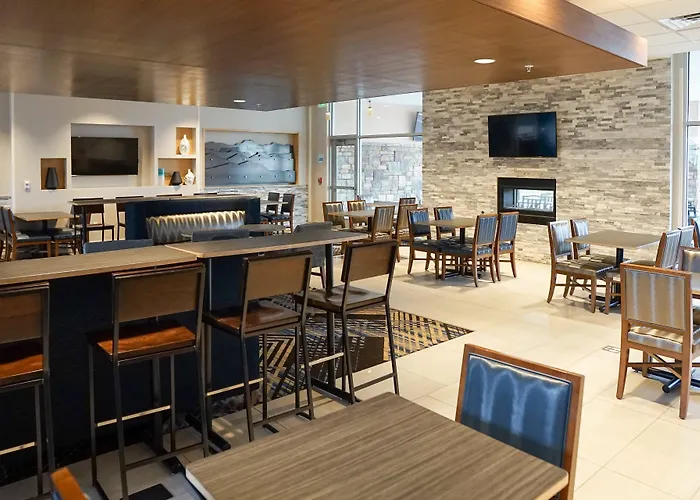 Holiday Inn Express & Suites - Aurora Medical Campus By Ihg