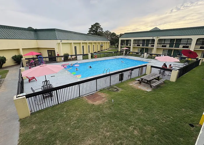 Red Carpet Inn And Suites