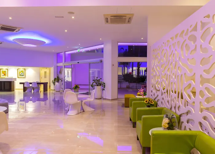 Limanaki Beach Hotel & Suites