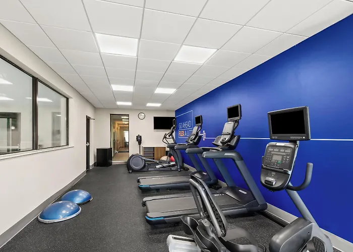 Holiday Inn Express & Suites Fairmont By Ihg