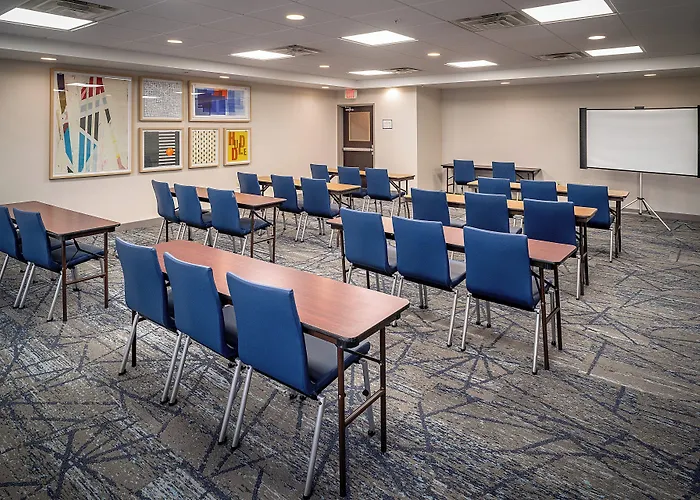 Holiday Inn Express & Suites Fairmont By Ihg