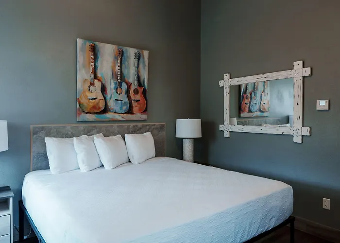 Price Pointe Inn