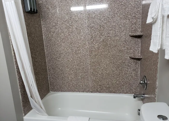 Days Inn & Suites By Wyndham Cleburne Tx