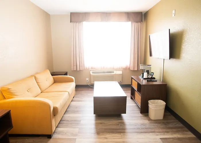 Super 8 By Wyndham Mississauga