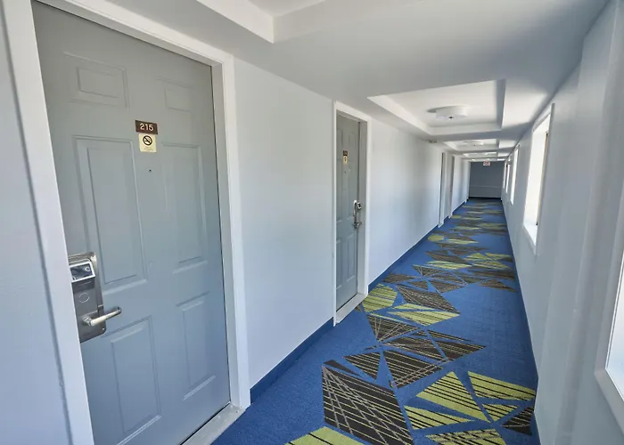 Admiralty Inn & Suites - A Red Collection Hotel