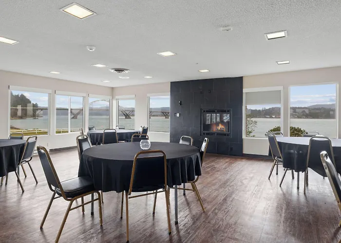 Waldport Bayfront Hotel & Restaurant