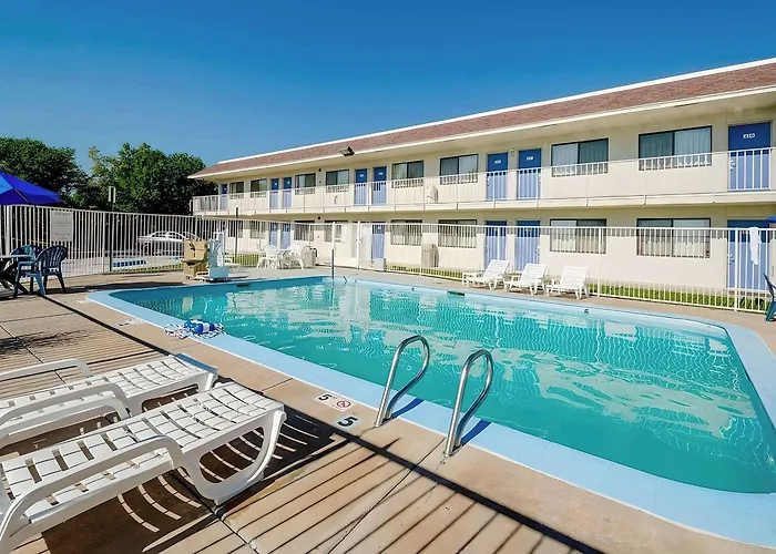 Motel 6 Thornton