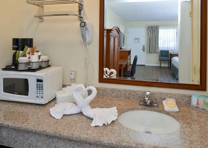 Edgewater Inn And Suites