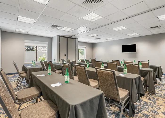 Best Western Valencia/Six Flags Inn & Suites