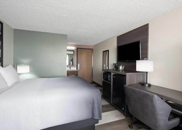 Super 8 By Wyndham Conrad