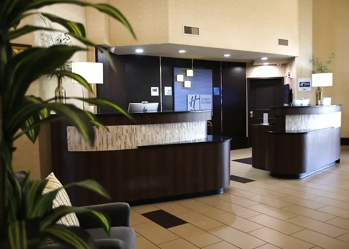 Holiday Inn Express & Suites Naples Downtown - 5Th Avenue By Ihg