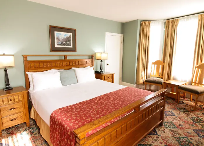 James Bay Inn Hotel, Suites & Cottage