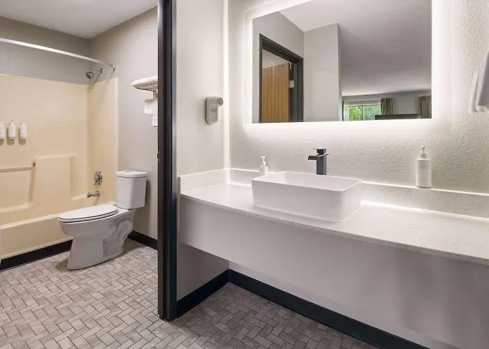 Super 8 By Wyndham Burnham/Lewistown