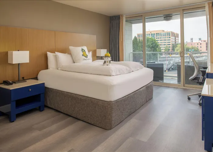 Staypineapple, Hotel Rose, Downtown Portland
