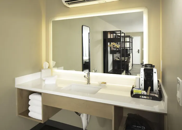 Waypoint Hotel