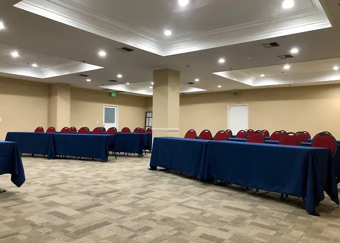 Holiday Inn Express Hotel&Suites Pasadena-Colorado Boulevard, an IHG Hotel
