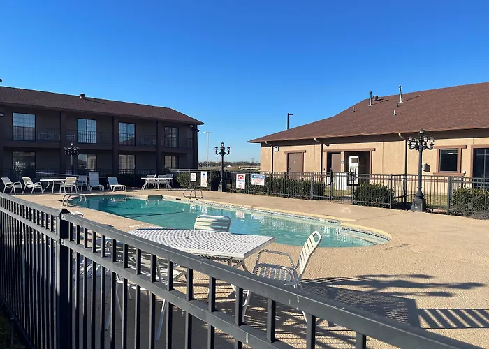 Red Roof Inn & Suites Sulphur Springs