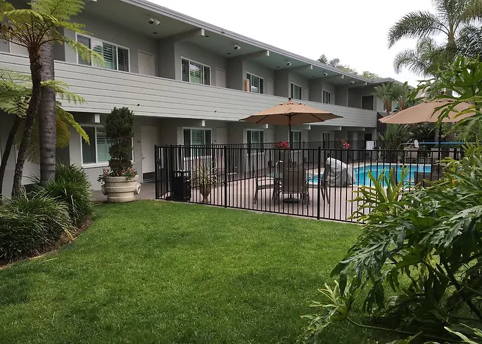La Avenida Inn