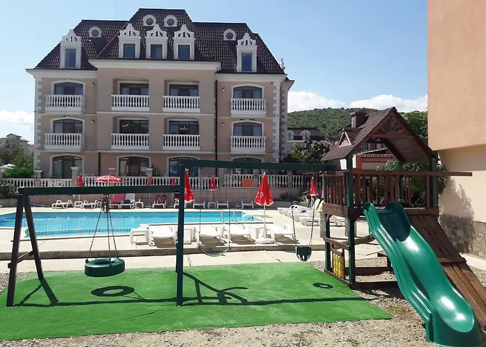 Hotel Black Sea - Breakfast, Pool & Free Parking