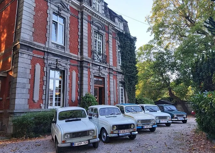 Château Lambert Hotel-Resto-Parking-Shuttle, a 1 ha green Oasis at 8 min from CRL Airport without any noise Charleroi