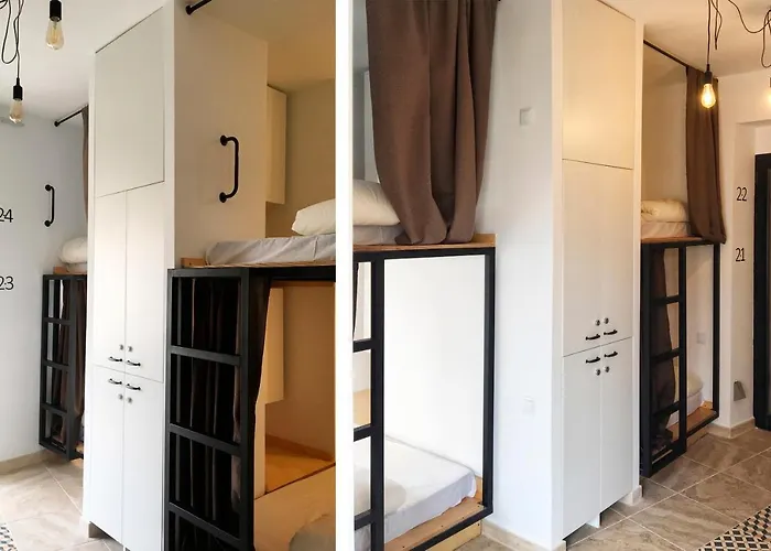 Hostel Numero Trece - Private Capsule Deds - Albergue Juvenil - Free Towels, Coffee & Tea, Remote Check-In (Adults Only)