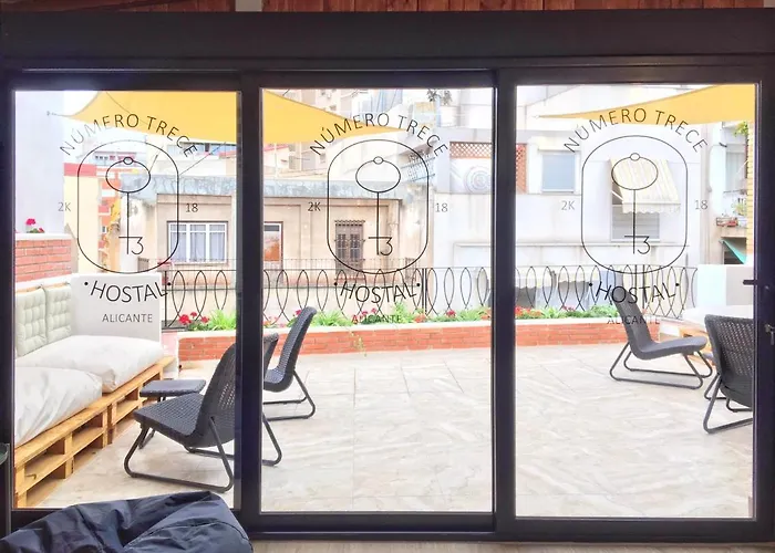 Hostel Numero Trece - Private Capsule Deds - Albergue Juvenil - Free Towels, Coffee & Tea, Remote Check-In (Adults Only)